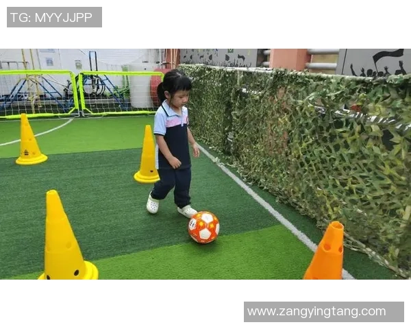 小孩在阳光下欢快踢足球的快乐时光与成长故事